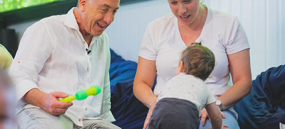 האם לעודד את התינוק לעמוד_