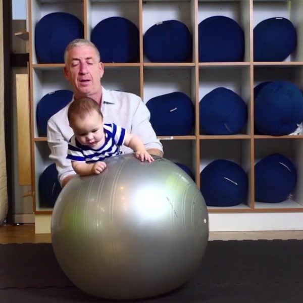 מה מאפשר לתינוק להרים את הראש בצורה מיטבית